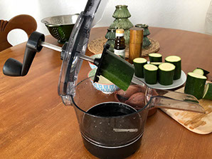 Zuccini schneiden mit dem Spiralschneider