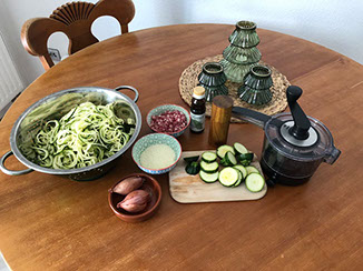 Zuccininudeln, Zwiebeln, Speck & Parmesan