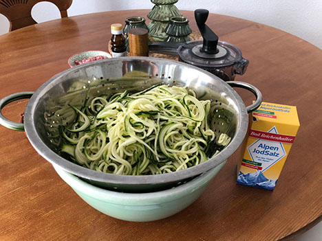 Salz auf Zuccini Spiralen